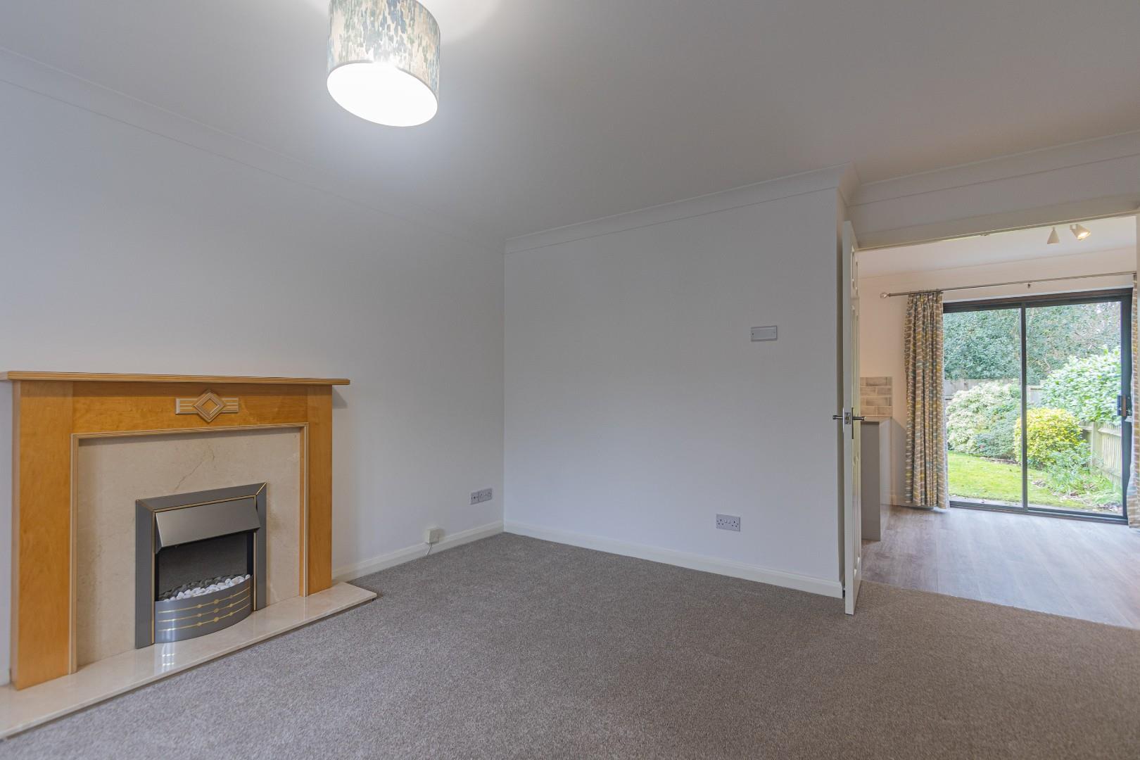 Huntsmead Close, Thornhill — photograph 4